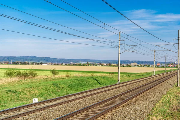 美しい緑の風景の中に鉄道線路 — ストック写真