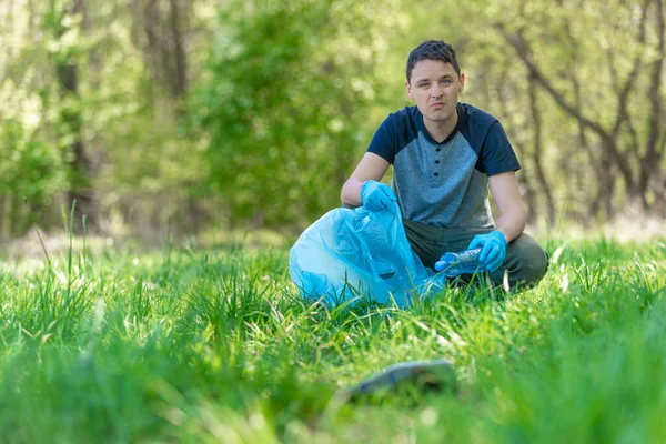 Wolontariuszka czyści las ze śmieci, chroni środowisko — Zdjęcie stockowe