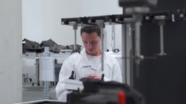 Επιθεώρηση των πλαστικών χύτευσης με ακριβή 3D μέτρηση σε ένα σύγχρονο μηχάνημα. Μέρη υπεργολάβων εργοστασίων για την αυτοκινητοβιομηχανία — Αρχείο Βίντεο