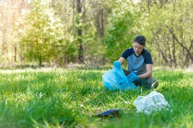 Çöpten orman ve parkların temizlenmesi, atık toplama ve sıralama, çevre yardımı