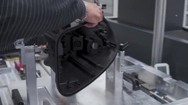 Modern bir fabrikada 3D ölçüm için makine platformuna plastik döküm yerleştiriliyor