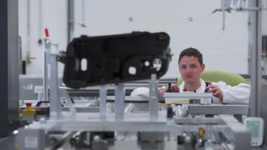 Mühendis otomotiv endüstrisi için plastik parçaları üreten otomatik bir makinede plastiğin 3 boyutlu doğru ölçümlerini gerçekleştiriyor.