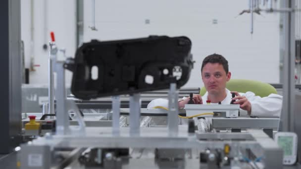 Mühendis otomotiv endüstrisi için plastik parçaları üreten otomatik bir makinede plastiğin 3 boyutlu doğru ölçümlerini gerçekleştiriyor. — Stok video