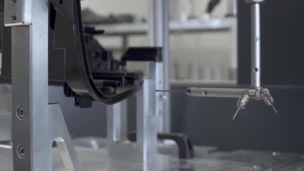 3D-mätning av plastgjutgods på en modern maskin. Industri 4.0 Automatisering av tillverkningen — Stockvideo