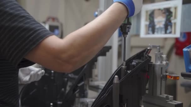 工厂生产线上塑料铸件的螺丝，汽车工业的生产 — 图库视频影像