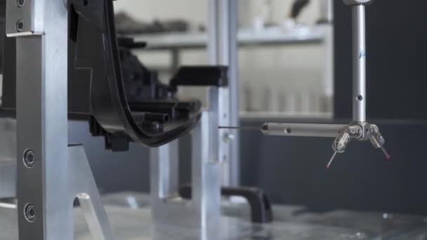 Genaue 3D-Vermessung von Kunststoffgussteilen auf einer modernen Maschine für die Automobilindustrie, computergesteuert, Programmindustrie 4.0 — Stockvideo