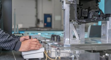 Kalite mühendisi otomotiv endüstrisindeki plastik döküm araçlarının 3 boyutlu ölçümünü kontrol eder