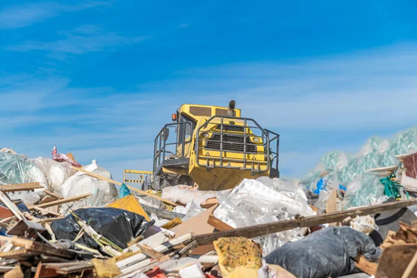 Le compacteur traite les déchets dans une décharge — Photo