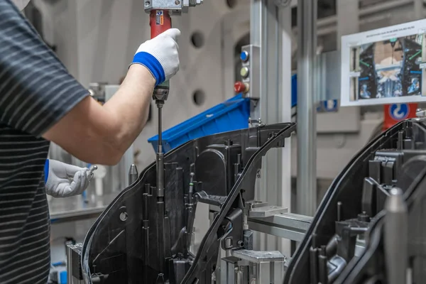 Fabrikadaki üretim hattındaki plastik kalıpların birleşimi