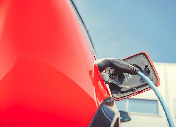 Charging an ecological car with an electric motor at the charging station — Stock Photo, Image