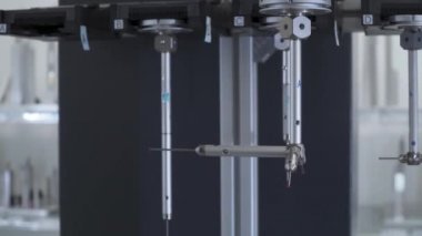 Ürünün ve kalıbın doğru üç boyutlu ölçümleri için modern cihaz. Üretim otomasyonu. Program sektörü 4.0