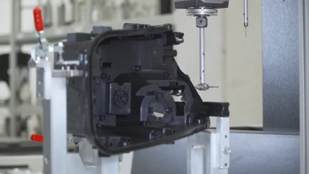 Dokładny pomiar 3D odlewów z tworzyw sztucznych na nowoczesnej maszynie dla przemysłu motoryzacyjnego, sterowany komputerowo, przemysł programowy 4.0 — Wideo stockowe