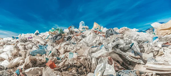 Deponering av kommunalt avfall i naturen, miljöskydd, ekologi — Stockfoto