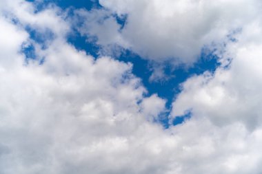 Beyaz bulutlu açık mavi gökyüzü, arkaplan