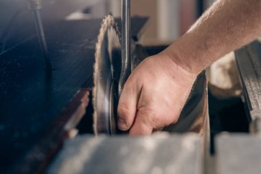 Bir doğramacıdaki dairesel testerenin dişli çarkının değiştirilmesi