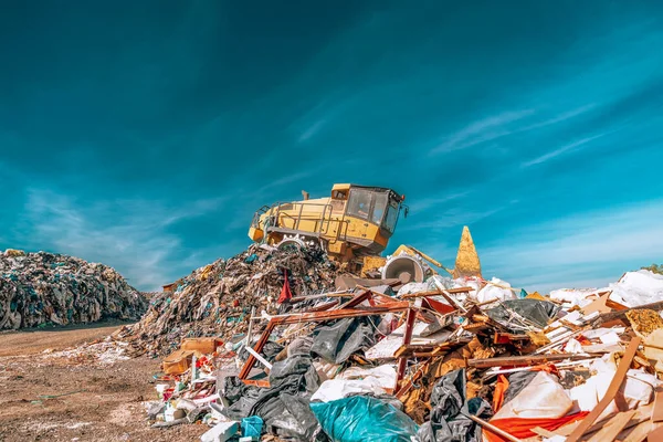 在垃圾填埋场工作的推土机压实机 — 图库照片