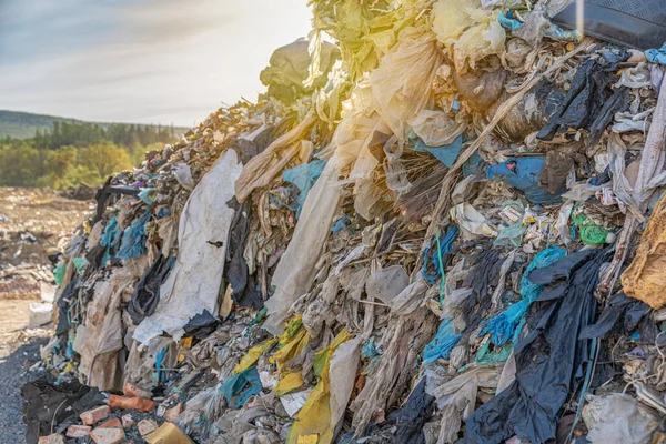 Materie plastiche e altri rifiuti in una pila in una discarica — Foto Stock