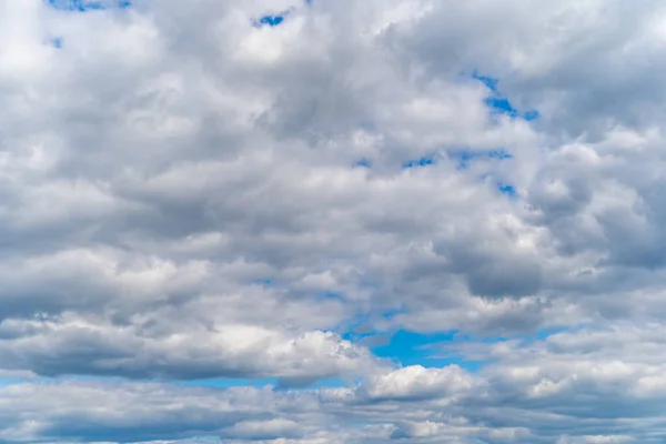 Cielo azul claro con nubes blancas, fondo — Foto de Stock