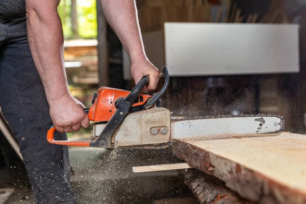 Legno tagliato da falegname con motosega manuale — Foto Stock