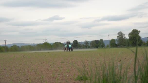 Produits chimiques de pulvérisation de tracteur sur le terrain pour une meilleure récolte et lutte antiparasitaire — Video