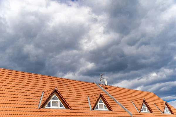 Хмарне небо над дахом будинку — стокове фото