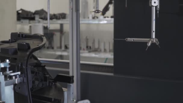 Přesná 3D měření plastových odlitků na moderním stroji pro automobilový průmysl, počítačově řízené, programový průmysl 4.0 — Stock video