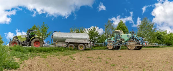 Entre la química en los tanques del tractor cuando se pulverizan las plantas en el campo — Foto de Stock