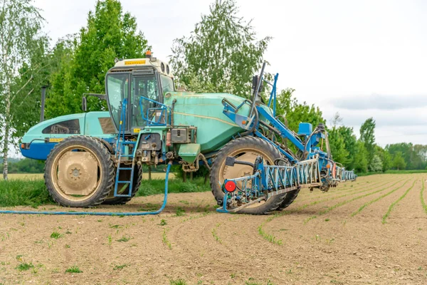 Tractor adaptado para la pulverización de malas hierbas y plagas en campo — Foto de Stock