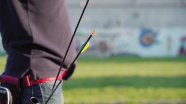 Sacando una flecha de la funda en las carreras de tiro con arco — Vídeo de stock