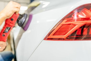 Öğütücüyle cilalayarak araba gövdesini onarmak. Balmumu ve boya koruması uygulamasıyla