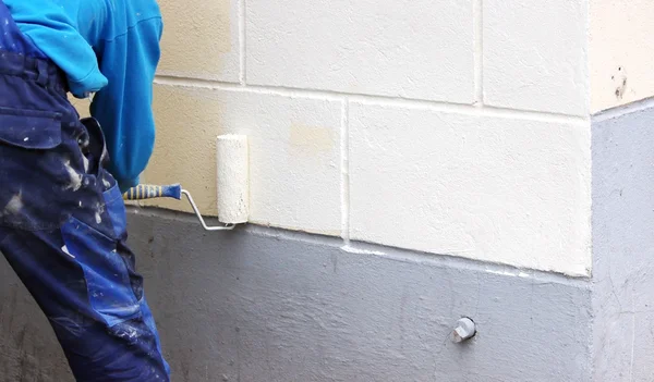 Worker Man Painter Paints Wall Beige Paint Roller — Stock Photo, Image