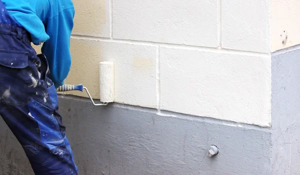 Trabalhador Pintor Homem Pinta Parede Com Tinta Bege Com Rolo — Fotografia de Stock