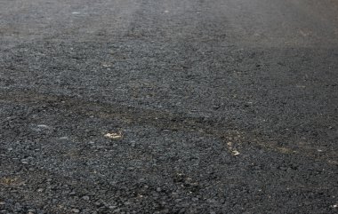taze sıcak siyah asfalt dokusuna yeni yolda koydu