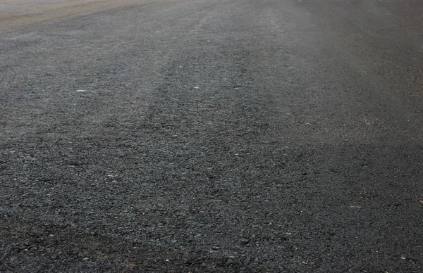 Auf Der Neuen Straße Wird Frischer Schwarzer Asphalt Verlegt — Stockfoto