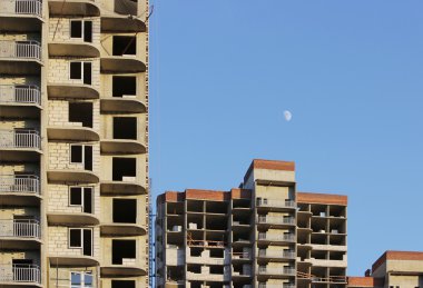 İnşaat çok katlı apartman dairesinde vinçle ağır yük taşıma platformu