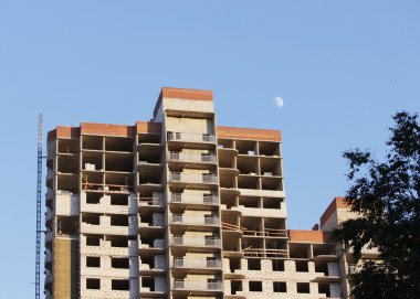 İnşaat çok katlı apartman dairesinde vinçle ağır yük taşıma platformu