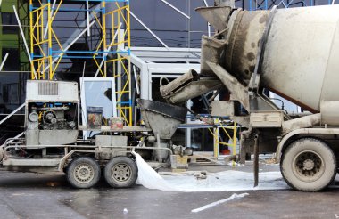 Beton pompa ve beton karıştırıcı birlikte çalışmak için alışveriş merkezinde beton döşeme onarım için