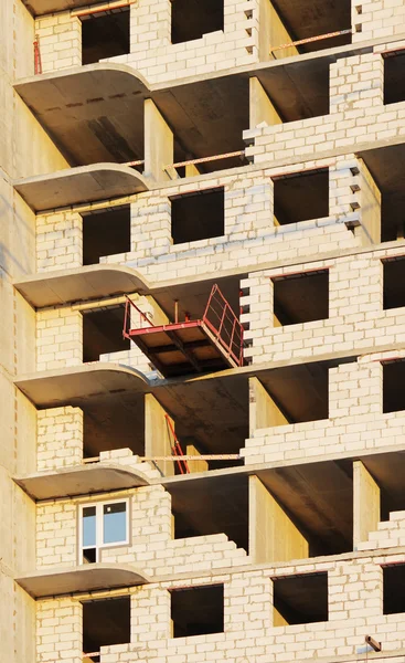 建設用の多階建てのビルのアパートでクレーンで重い荷物を運ぶためのプラットフォーム — ストック写真