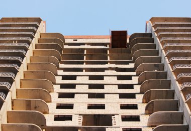 İnşaat çok katlı apartman dairesinde vinçle ağır yük taşıma platformu