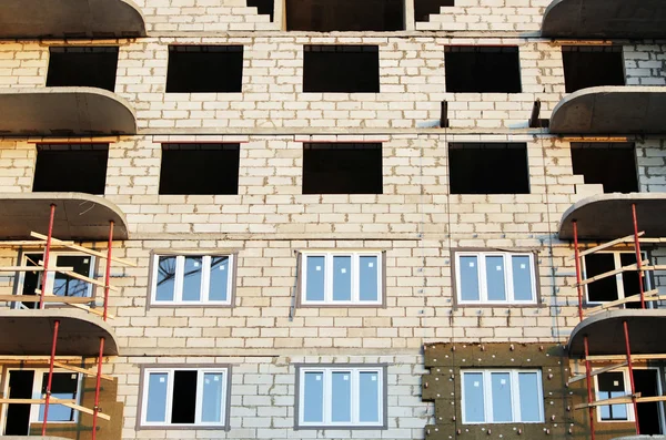 Windows Een Nieuw Gebouwd Huis Wandstructuur Met Geïsoleerde Onbrandbaar Materiaal — Stockfoto