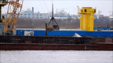 Kömür Nehri bağlantı noktası kargo vinç yardımıyla gemide barge yükleme işlemi.