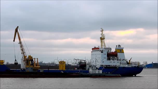 O processo de carregamento de carvão da barcaça para o navio no rio com a ajuda do guindaste de carga portuária . — Vídeo de Stock