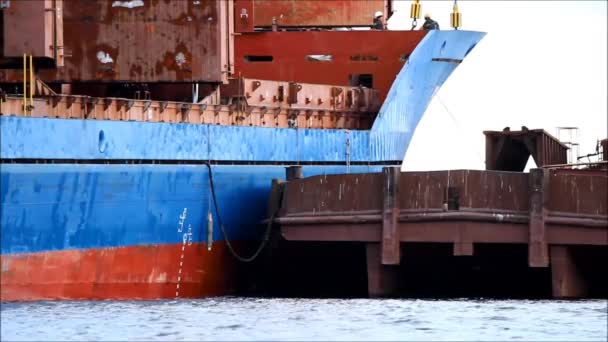 Carga de chatarra en una barcaza amarrada junto al buque — Vídeo de stock