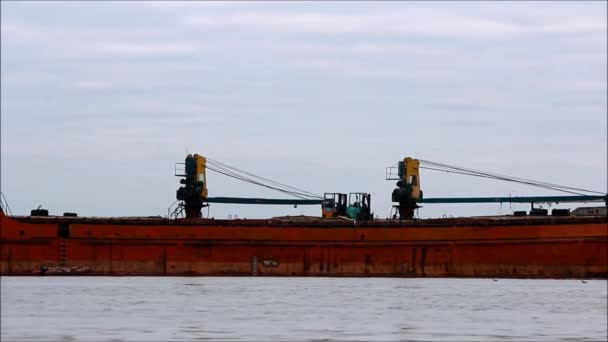 Vieja Barcaza Con Carbón Varias Carretillas Elevadoras Apiladas Encuentra Río — Vídeos de Stock