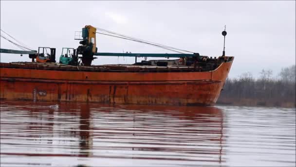 Velha Barcaça Com Carvão Várias Empilhadeiras Empilhadas Fica Rio Esperando — Vídeo de Stock