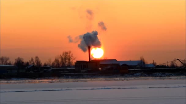 Umweltverschmutzung Durch Schädliche Gase Vor Dem Hintergrund Der Untergehenden Sonne — Stockvideo