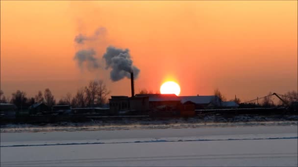 有害气体污染环境 烟囱冒出的烟在河边夕阳西下的背景下排放到空气中 一个环境问题 — 图库视频影像