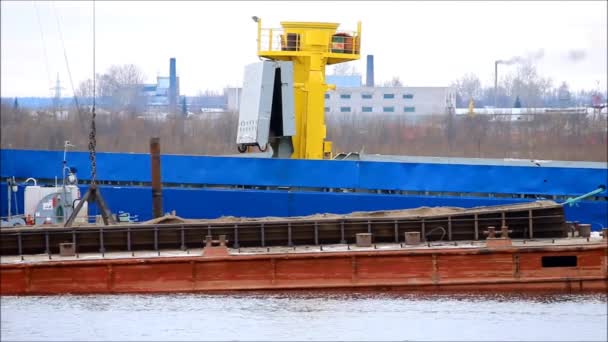 Працювати Воді Навантажувач Завантажує Вугілля Баржі Корабель Репортаж Зйомки — стокове відео
