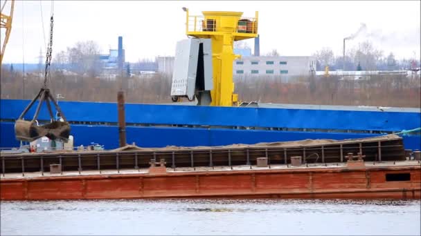 Trabalhar Água Carregador Carrega Carvão Uma Barcaça Para Navio Reportagem — Vídeo de Stock