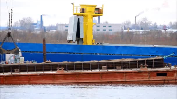 Trabalhar Água Carregador Carrega Carvão Uma Barcaça Para Navio Reportagem — Vídeo de Stock